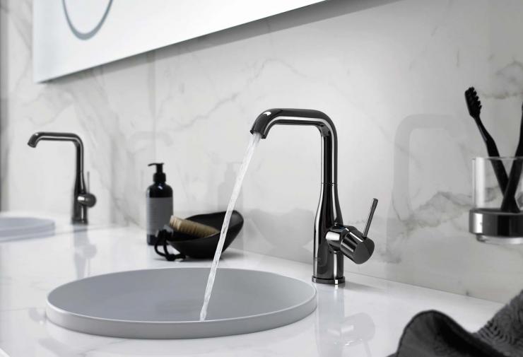 Laissez-vous séduire par une robinetterie noire dans votre salle de bains